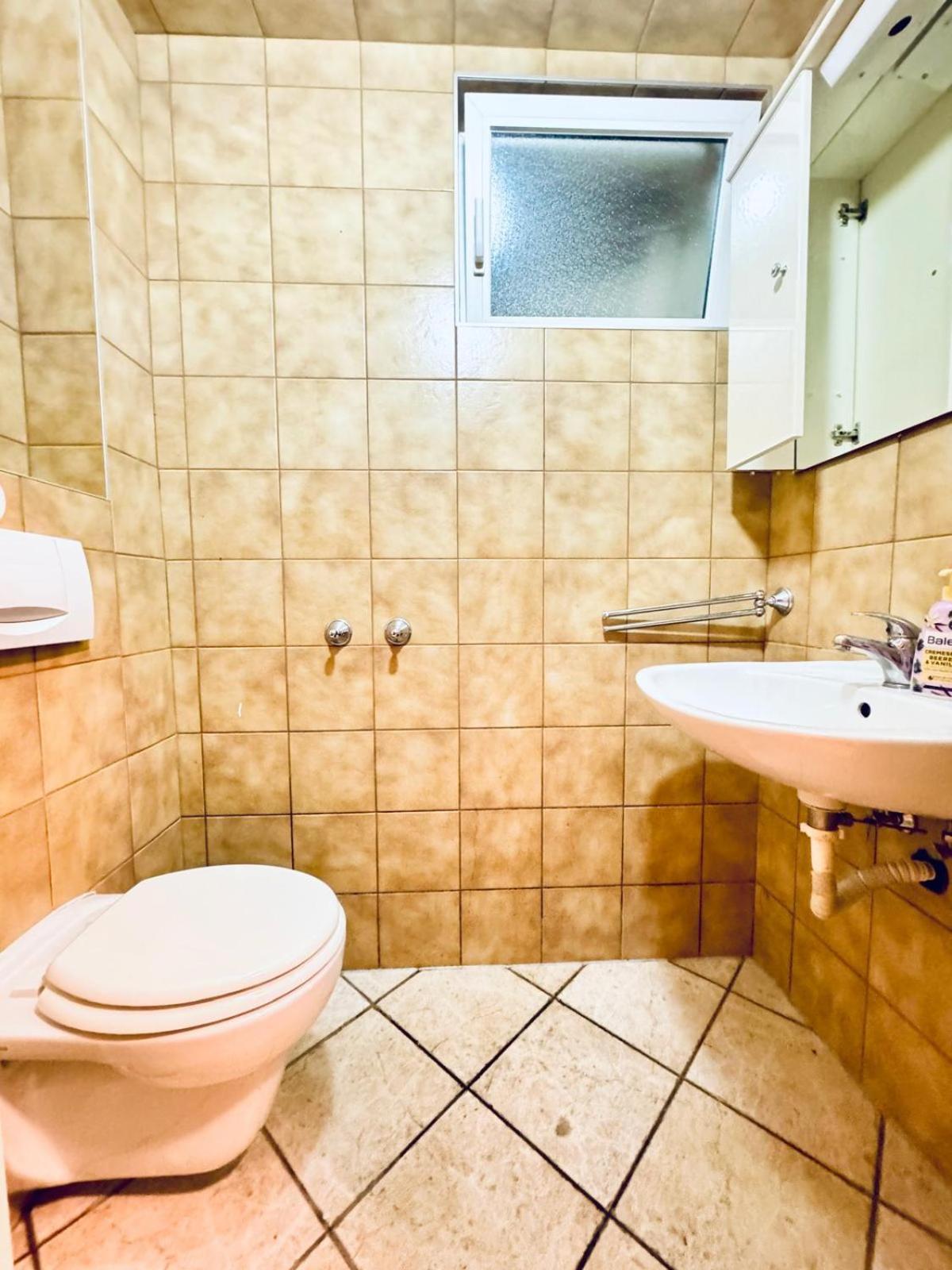 Exquisite In Shared With Garden & Parking *