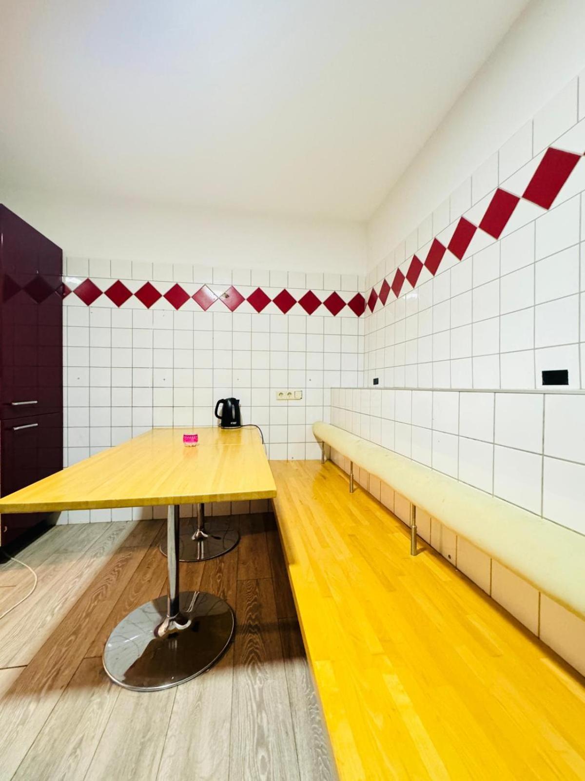 Exquisite In Shared With Garden & Parking Apartment *