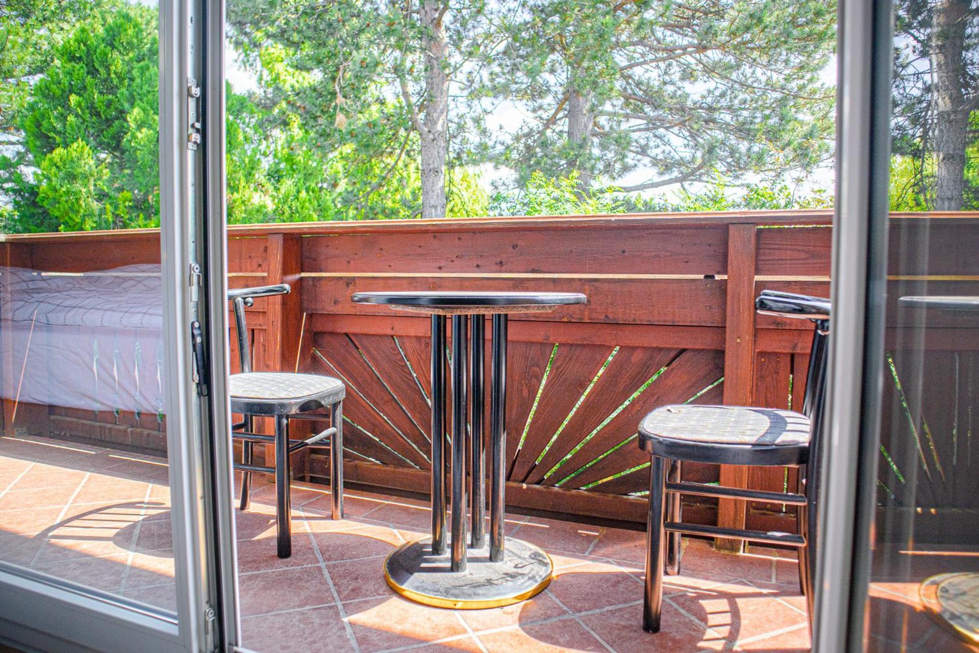 Exquisite In Shared With Garden & Parking *