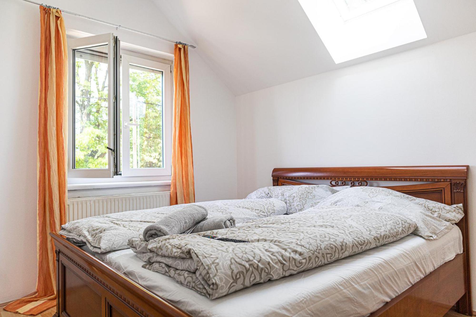Exquisite In Shared With Garden & Parking Apartment *