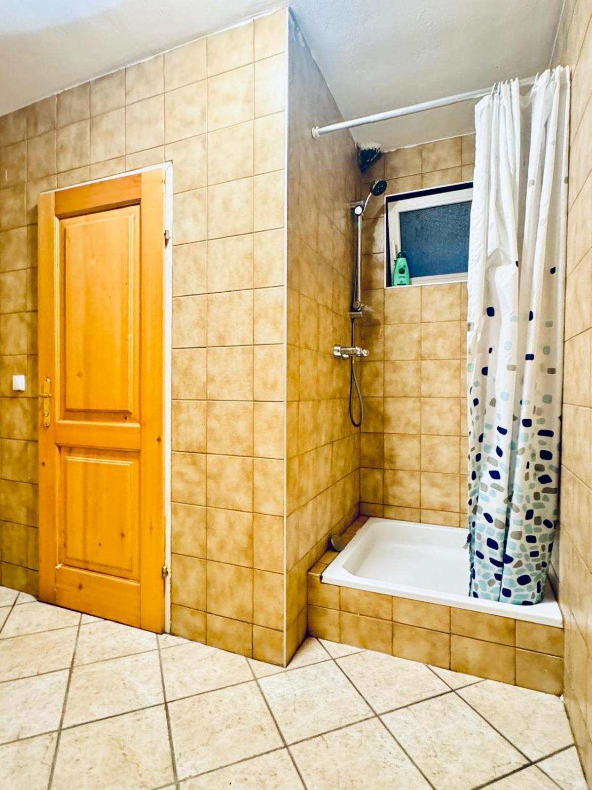 Exquisite In Shared With Garden & Parking *
