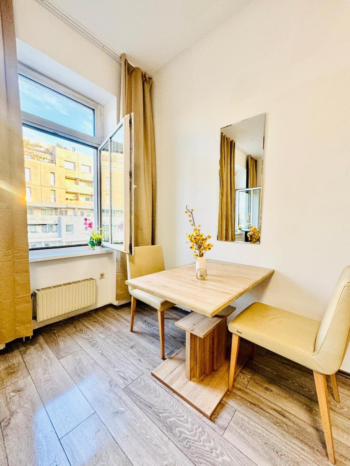 Comfy 3br In A Shared Apt, 10min To Fac Platz Apartment