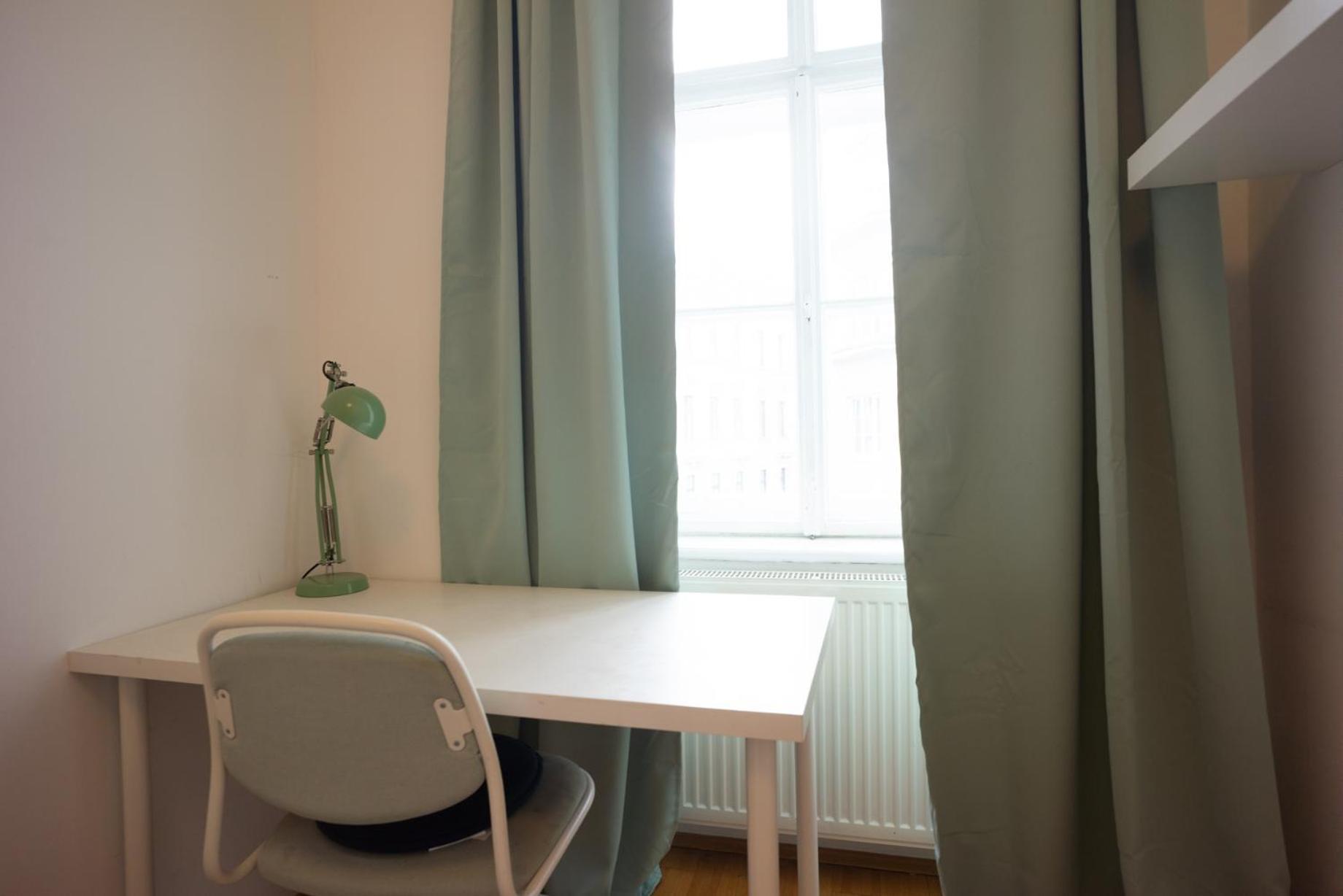 Modern 3 Bedroom In Center *