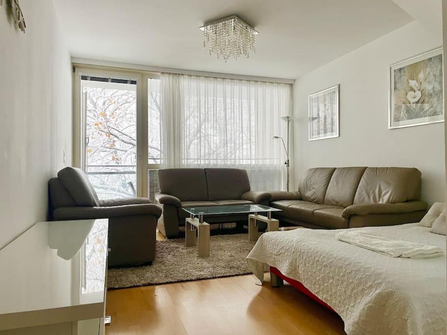 90 M2 Maisonette With Free Parking Apartment *