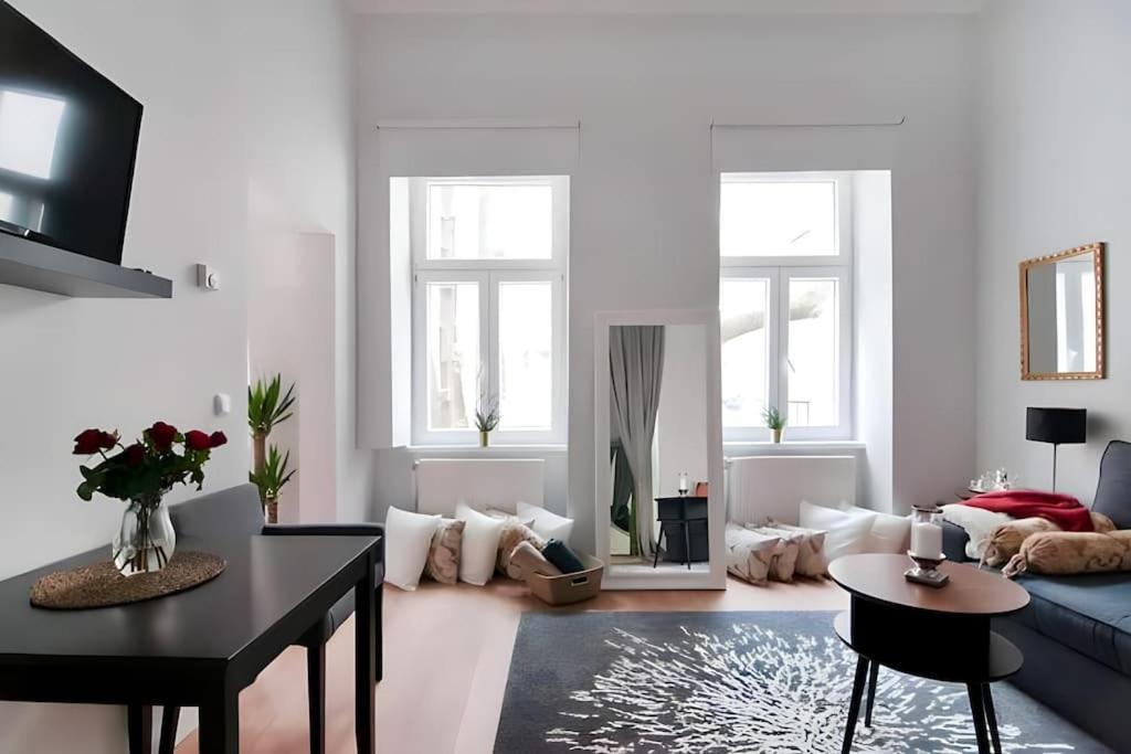 Relocation Or Expats, Only Long Term Stay! 2 Min To Metro Vienna