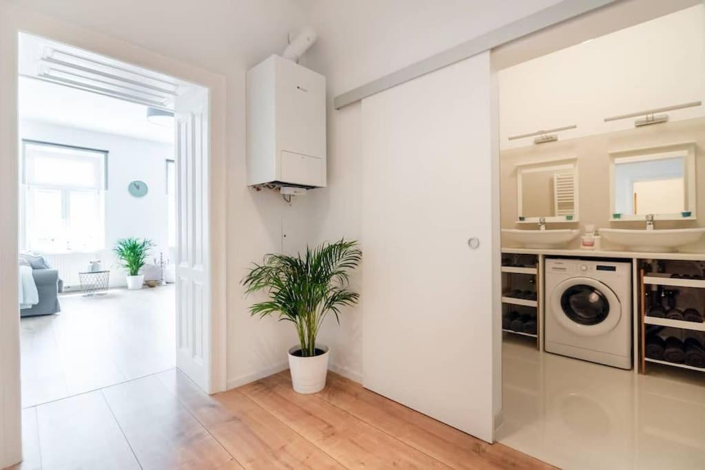 Relocation Or Expats, Only Long Term Stay! 2 Min To Metro Apartment Vienna