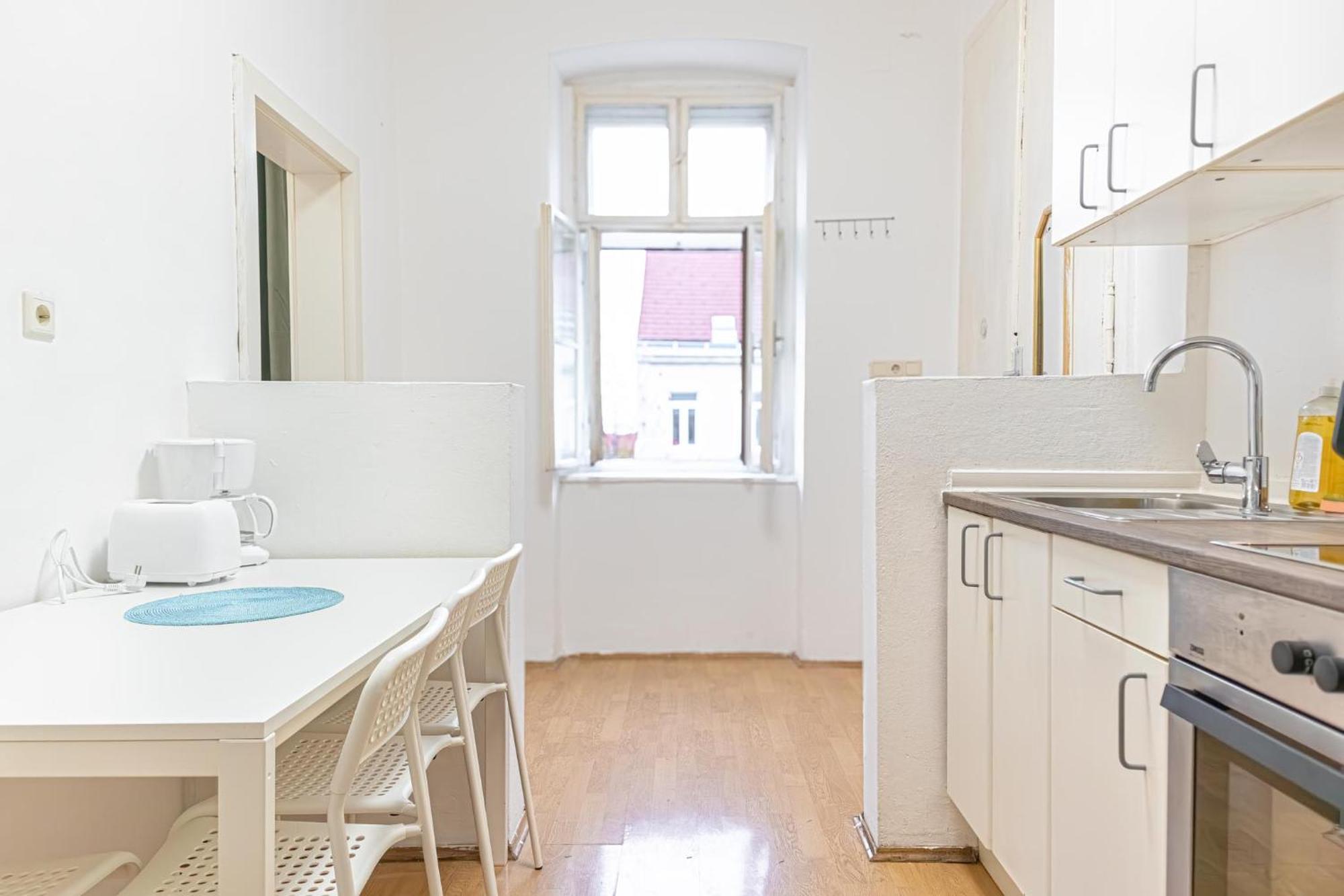 Spacious 2br -near Wiener Stadthalle Burggassewiener Well Located *