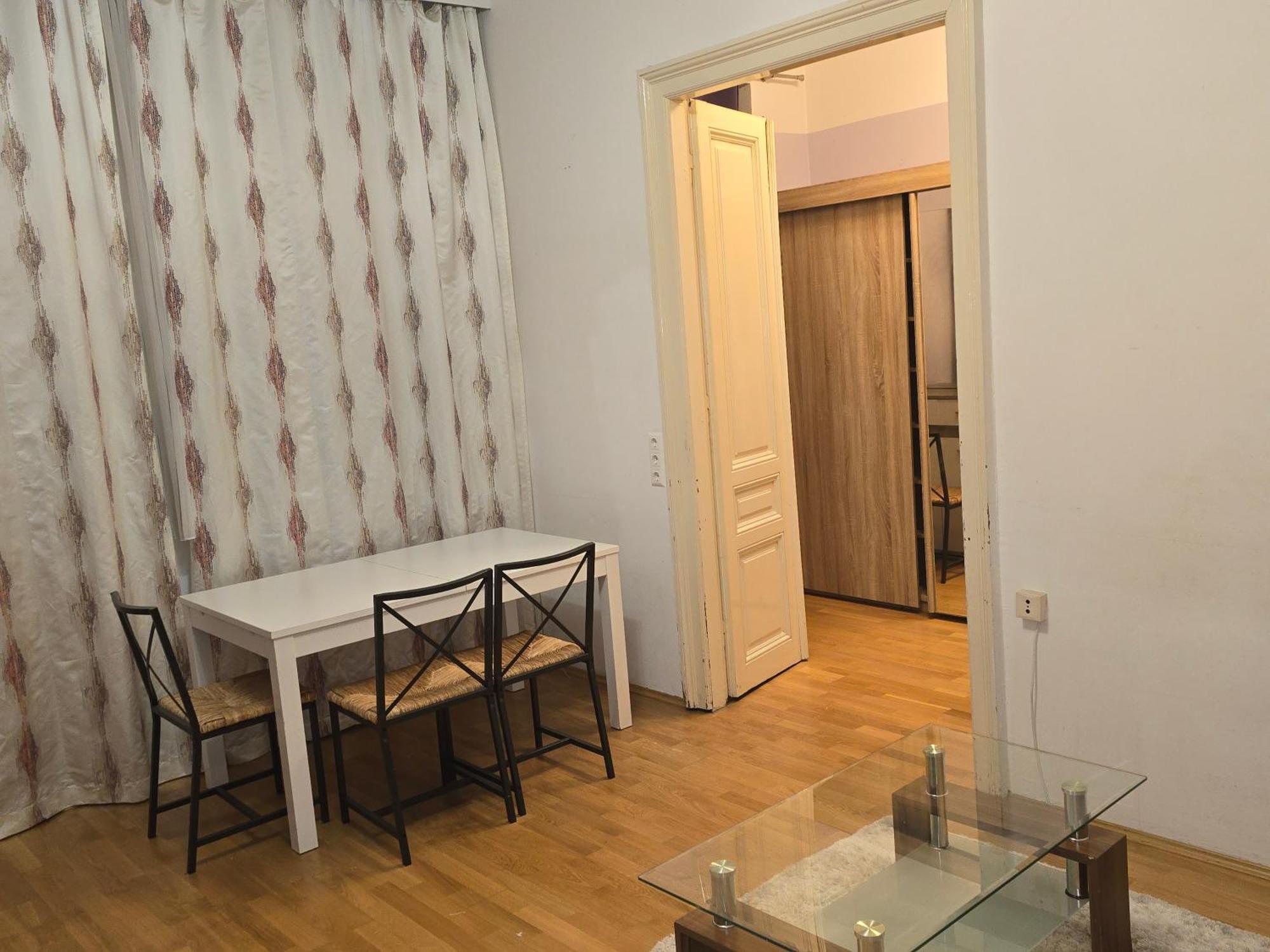 1080 Apartment *