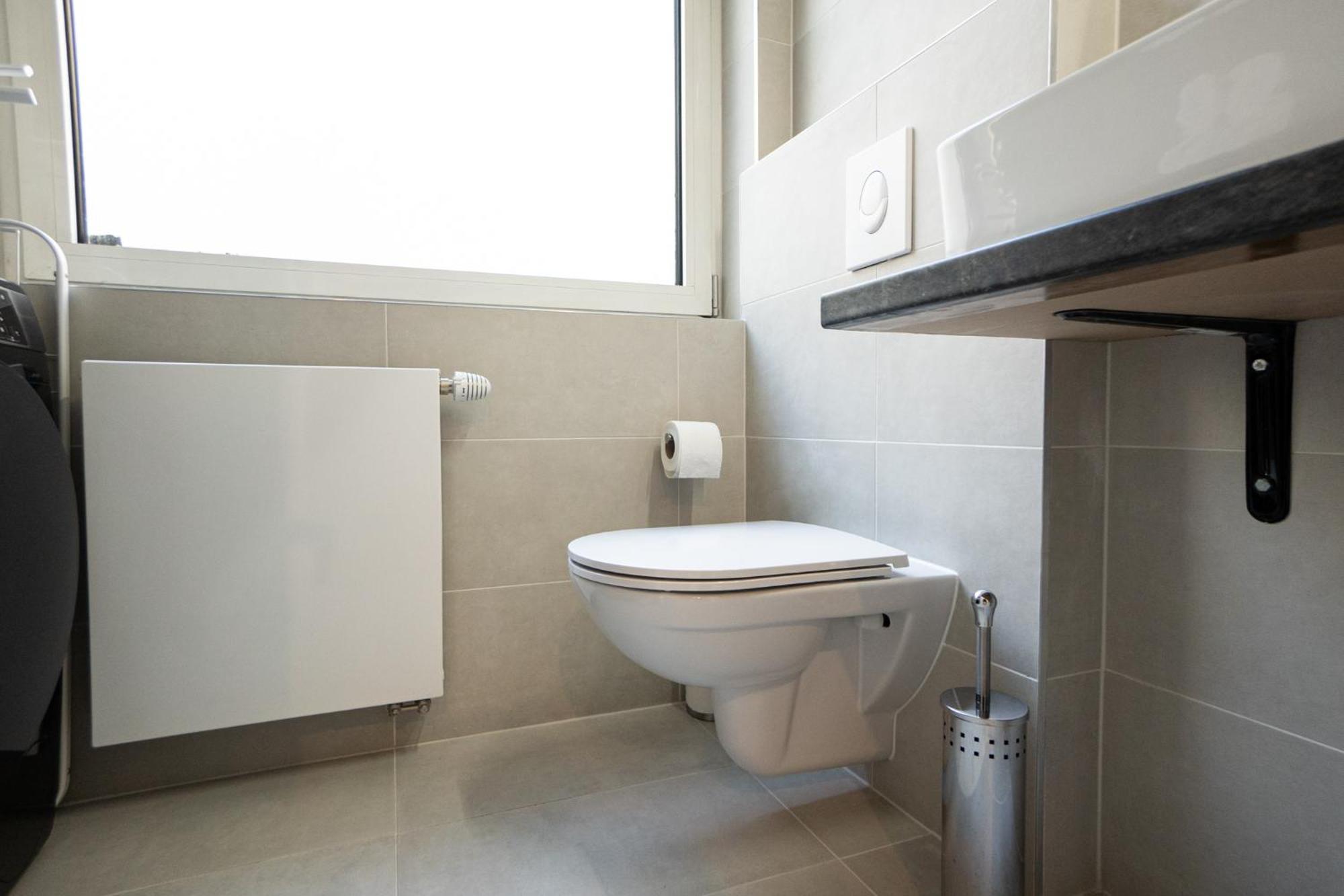 Spacious In Prime Location With Queen Bed Apartment