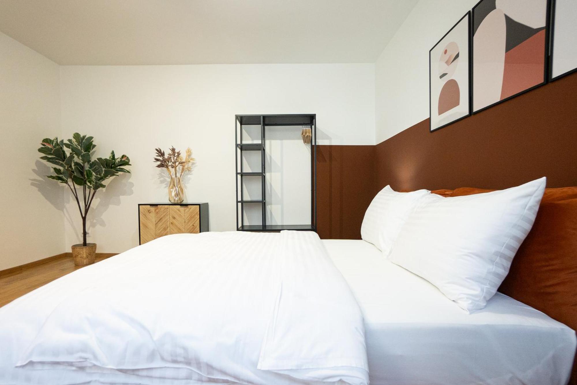 Spacious In Prime Location With Queen Bed