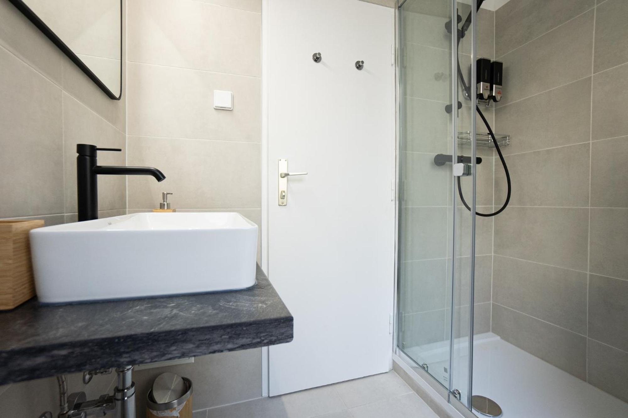 Spacious In Prime Location With Queen Bed *