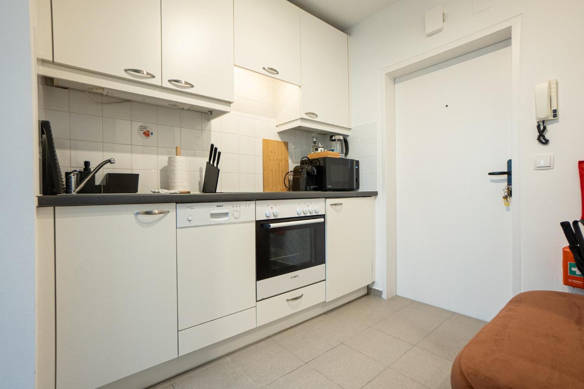 Spacious In Prime Location With Queen Bed *