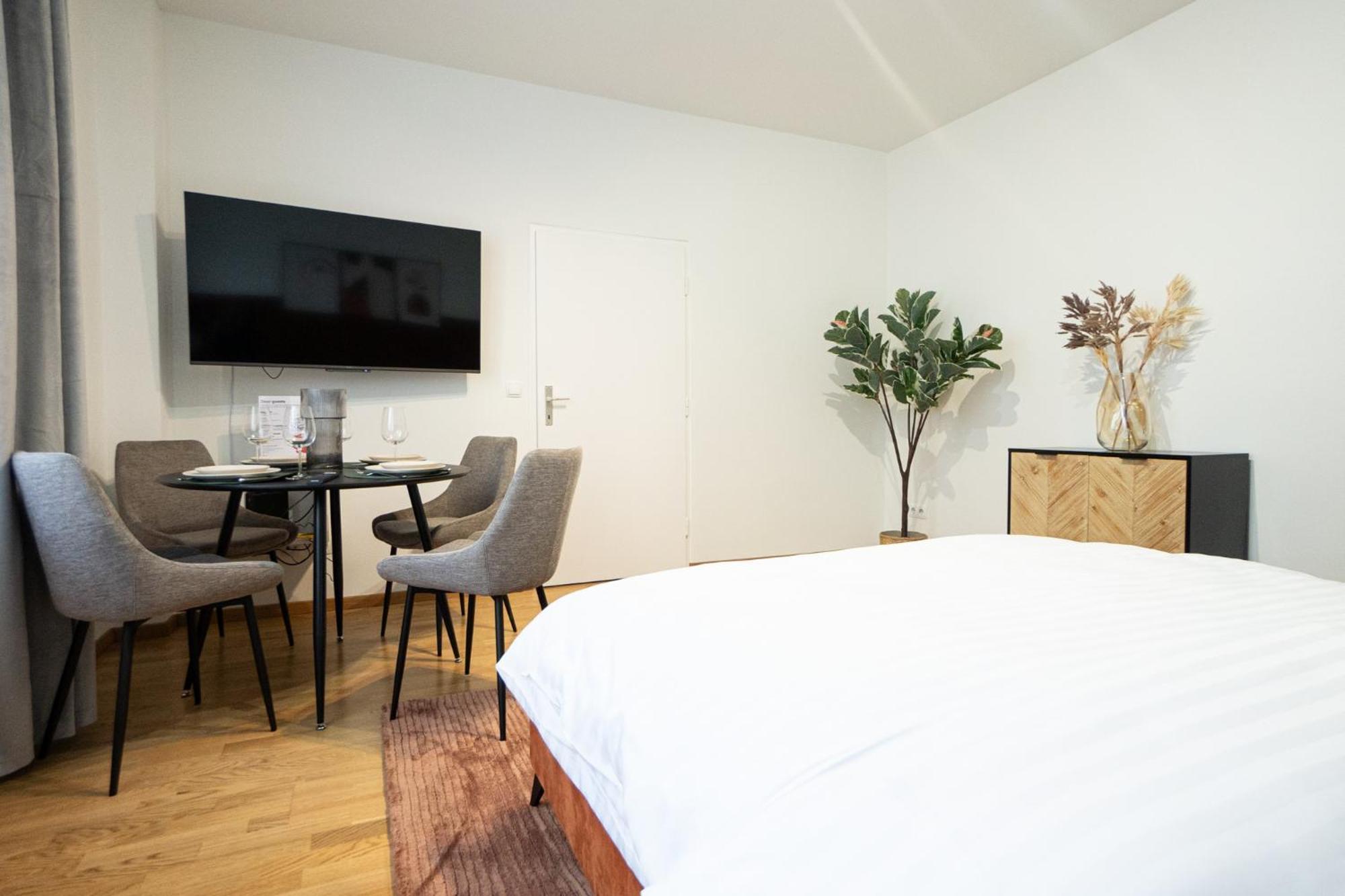 Spacious In Prime Location With Queen Bed * Vienna