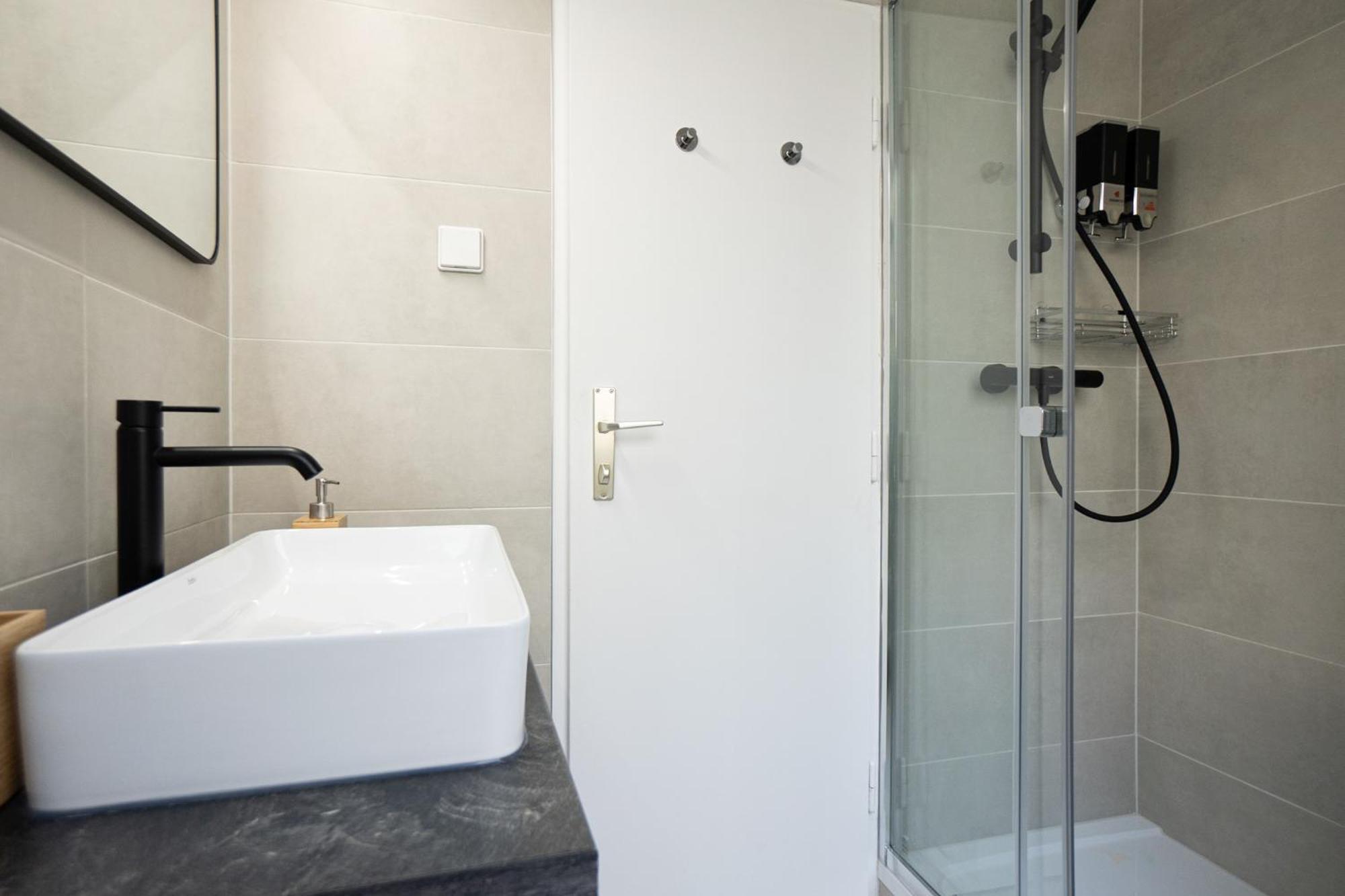 Apartment Spacious In Prime Location With Queen Bed *