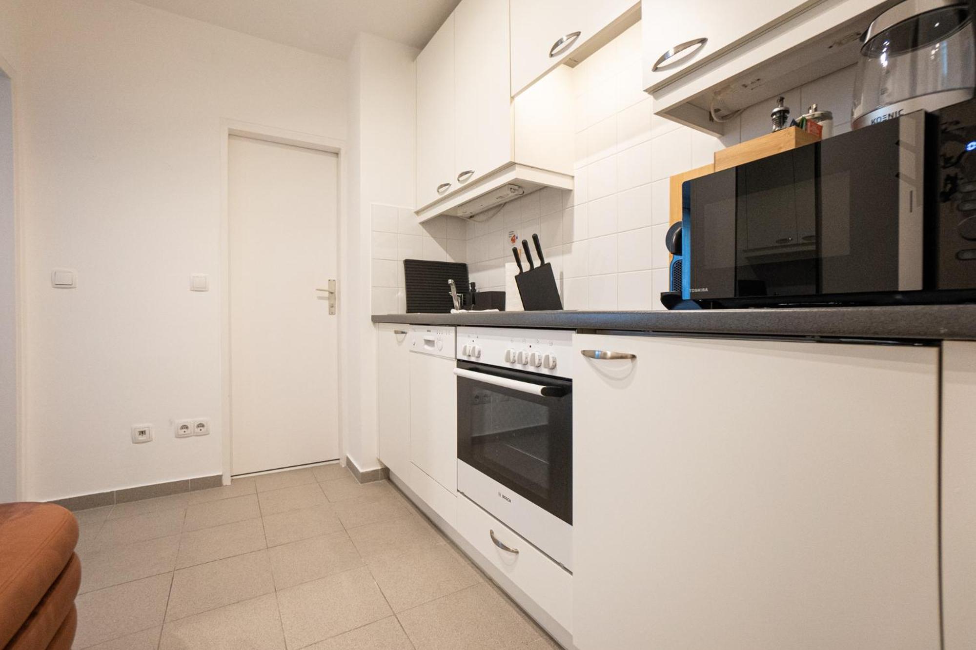 Spacious In Prime Location With Queen Bed Apartment *