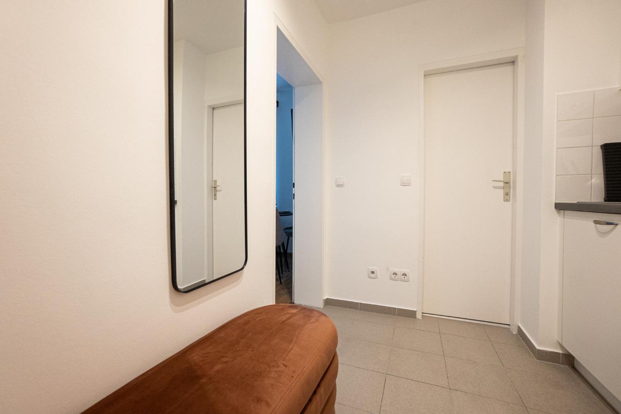 Spacious In Prime Location With Queen Bed *