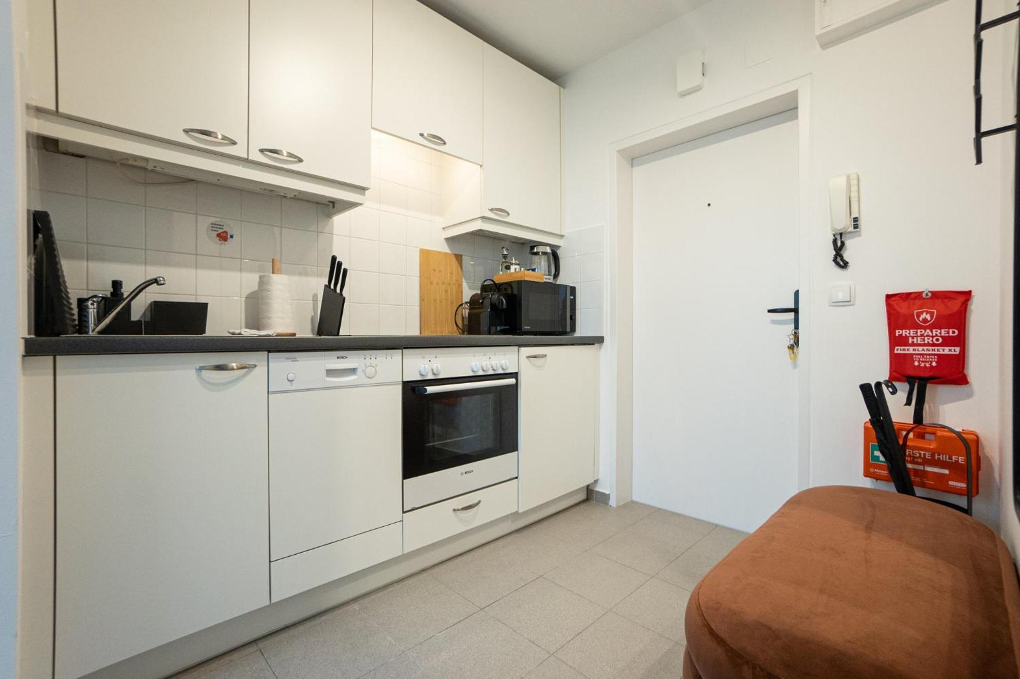 Apartment Spacious In Prime Location With Queen Bed *