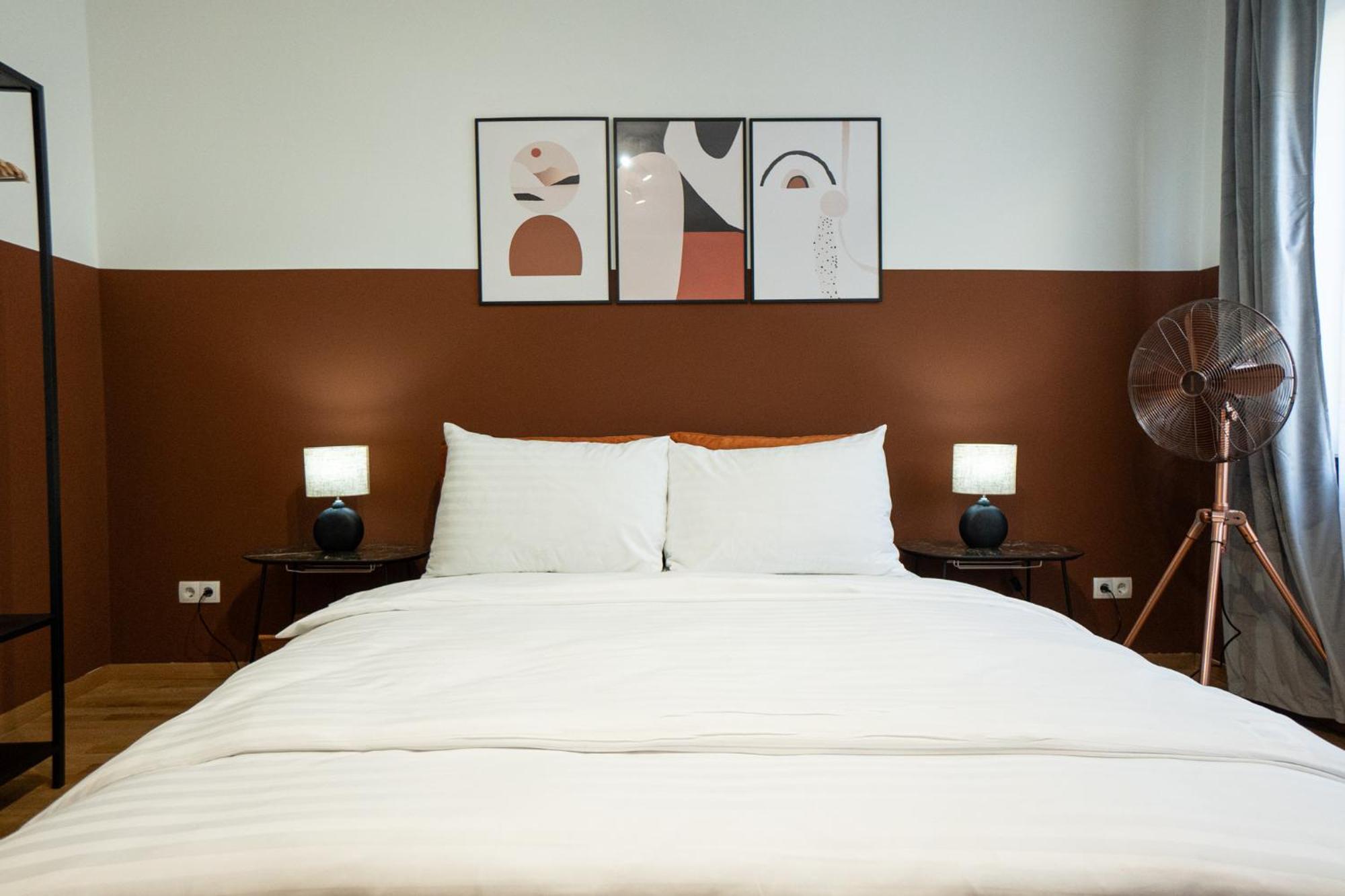 Spacious In Prime Location With Queen Bed Apartment