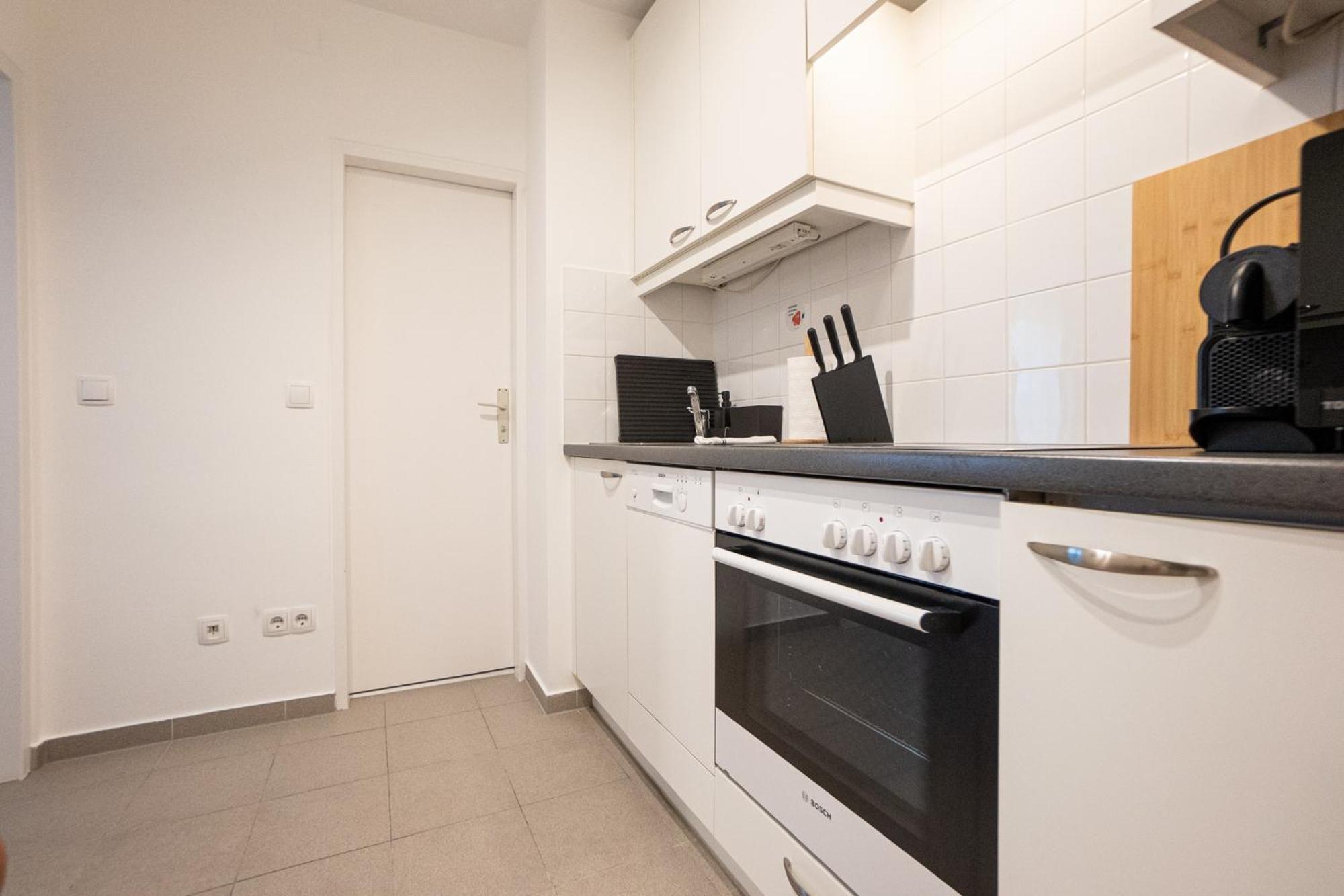 Spacious In Prime Location With Queen Bed Apartment *