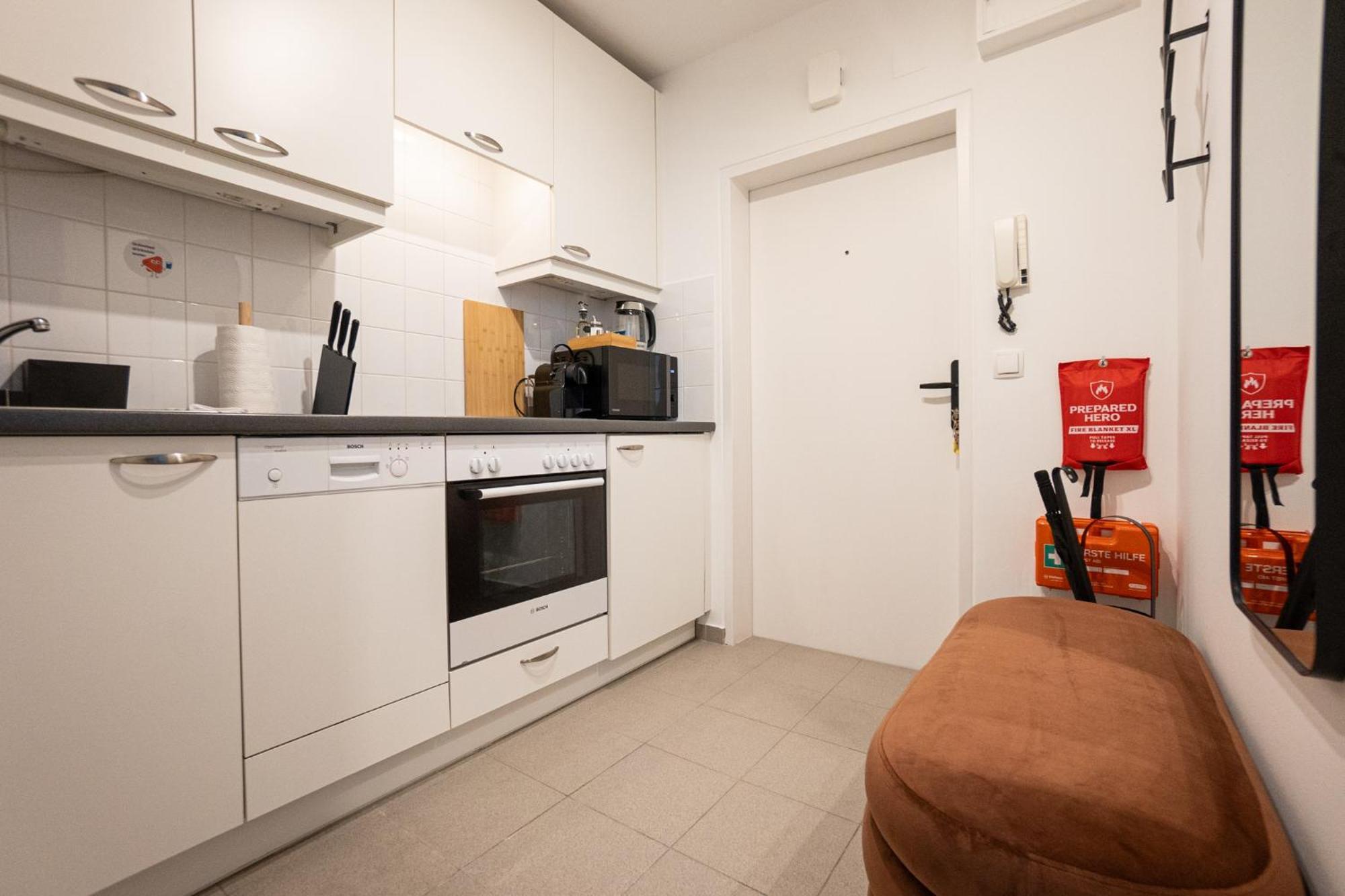 Spacious In Prime Location With Queen Bed Apartment