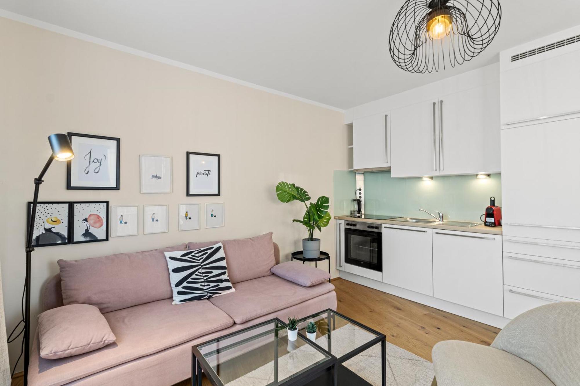 Free Parking I Balcony I 5 Min To Train Station Apartment