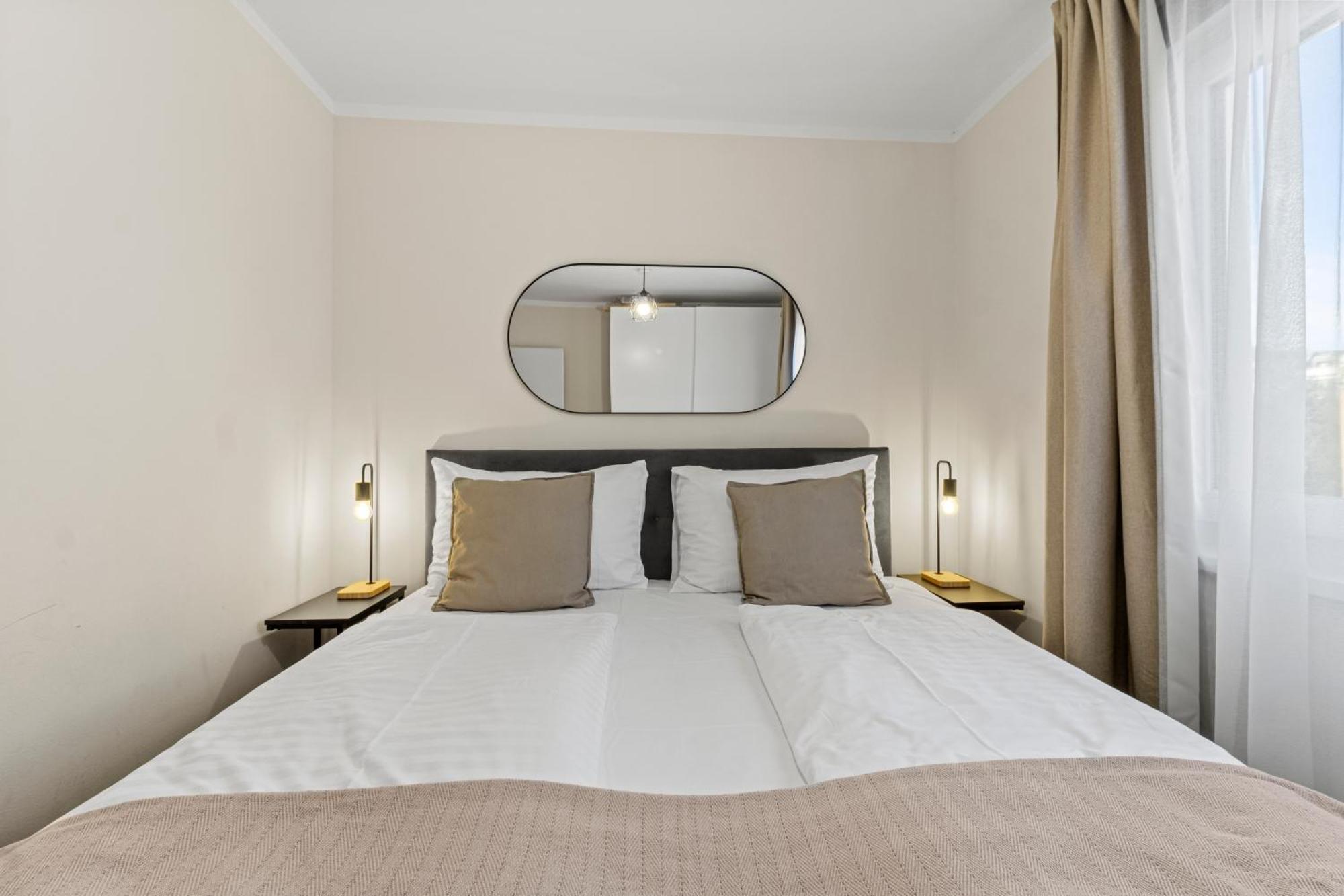 Free Parking I Balcony I 5 Min To Train Station Apartment *