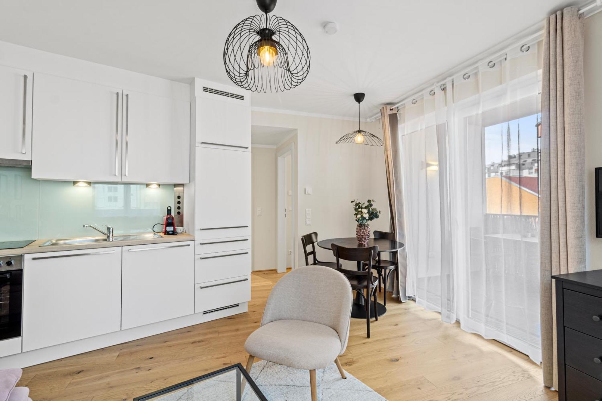 Apartment Free Parking I Balcony I 5 Min To Train Station *