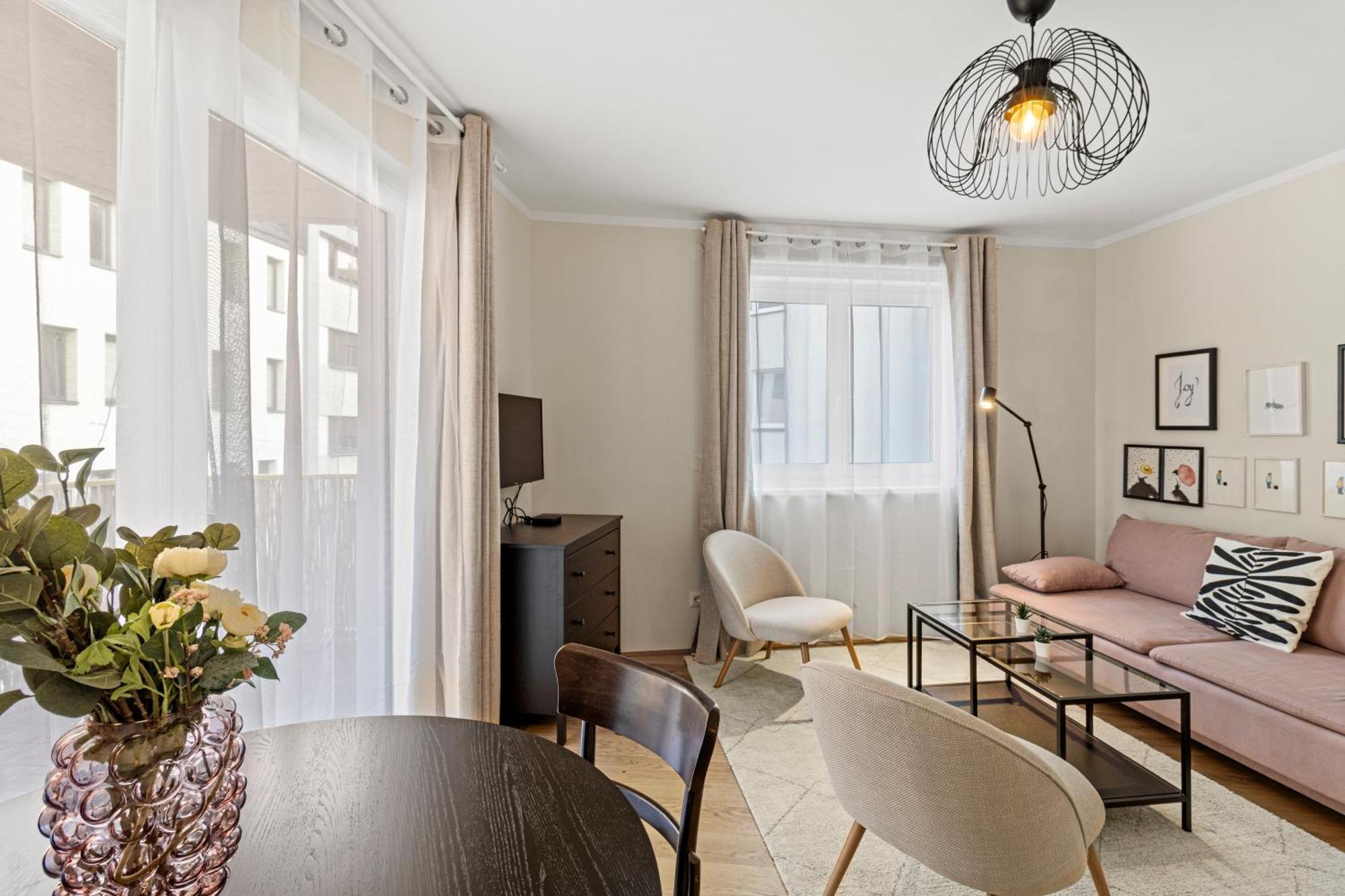 Free Parking I Balcony I 5 Min To Train Station *