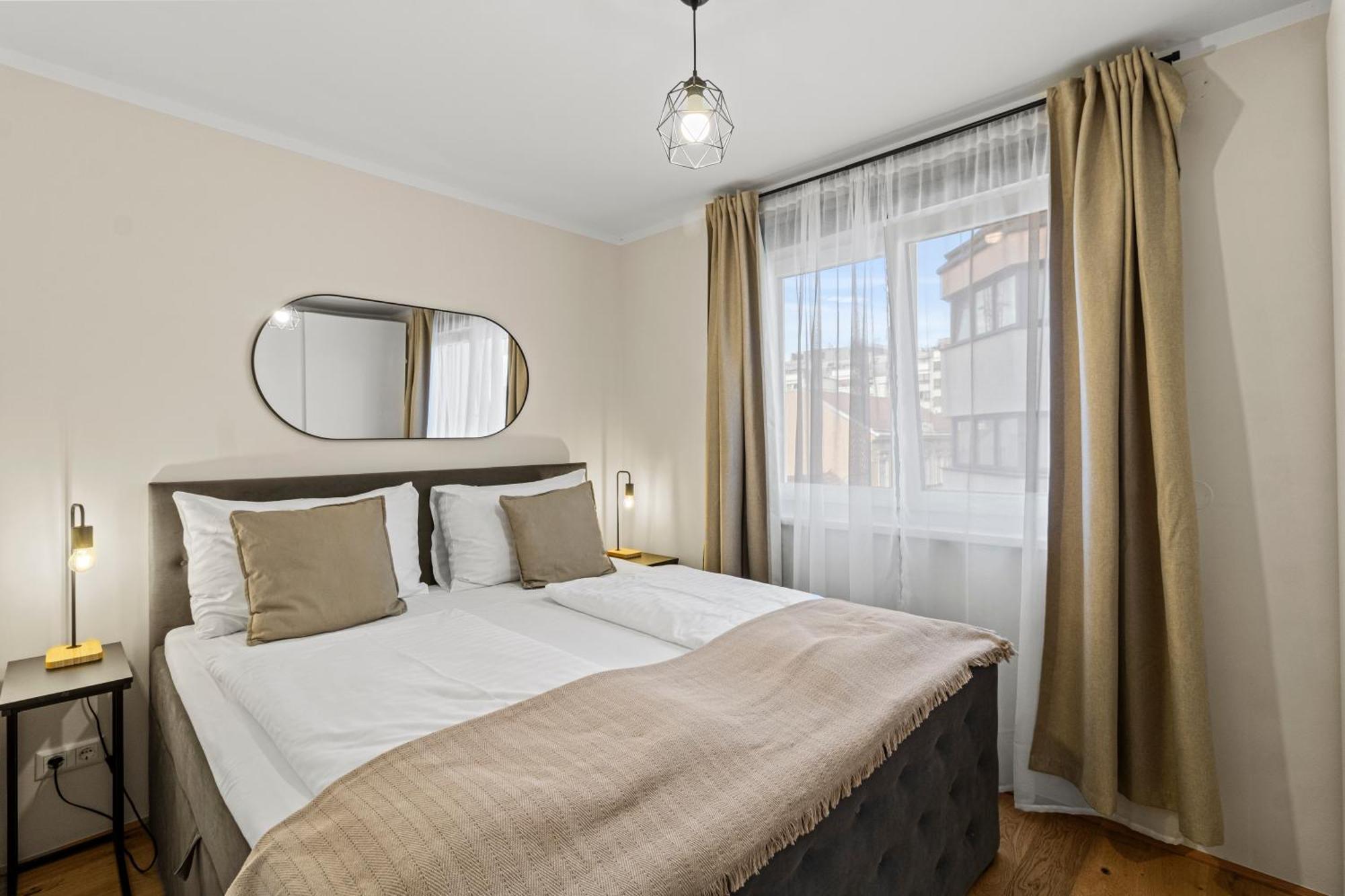 Free Parking I Balcony I 5 Min To Train Station Apartment