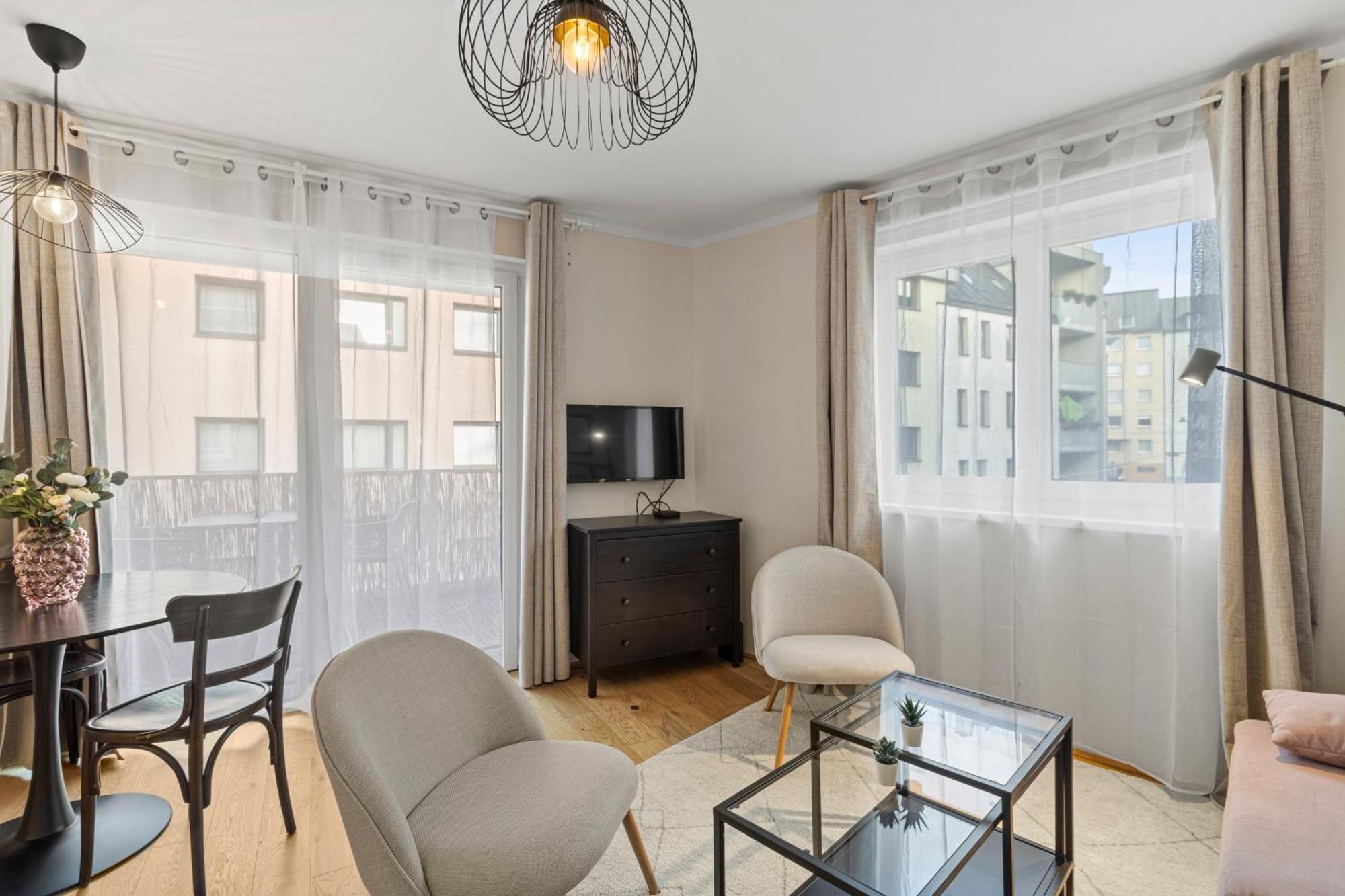 Free Parking I Balcony I 5 Min To Train Station *