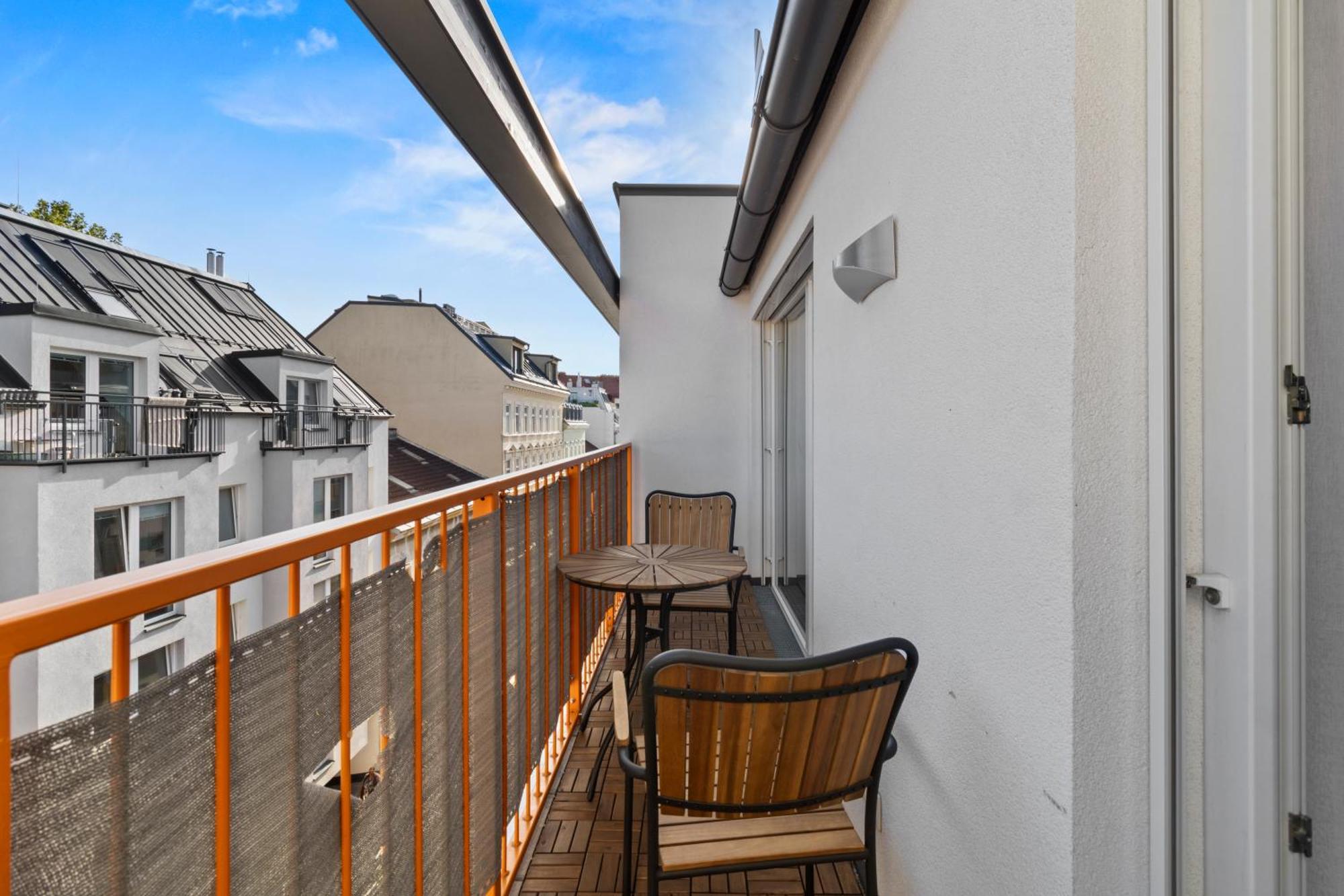 Free Parking I Balcony I 5 Min To Train Station Apartment