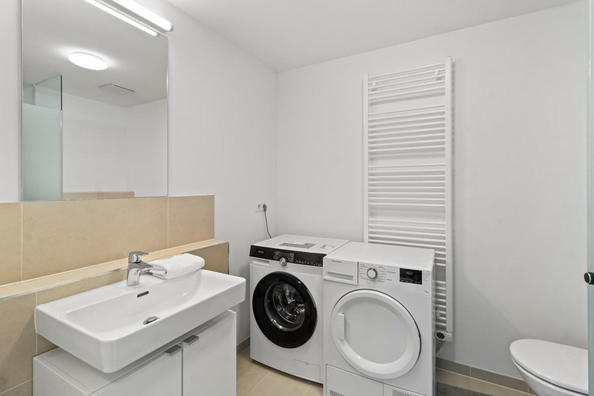Free Parking I Balcony I 5 Min To Train Station
