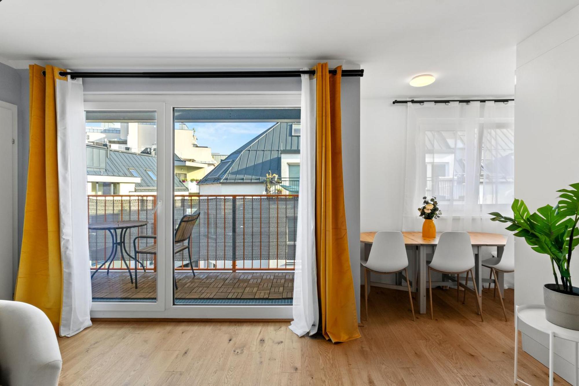 Free Parking I Balcony I 5 Min To Train Station Apartment *