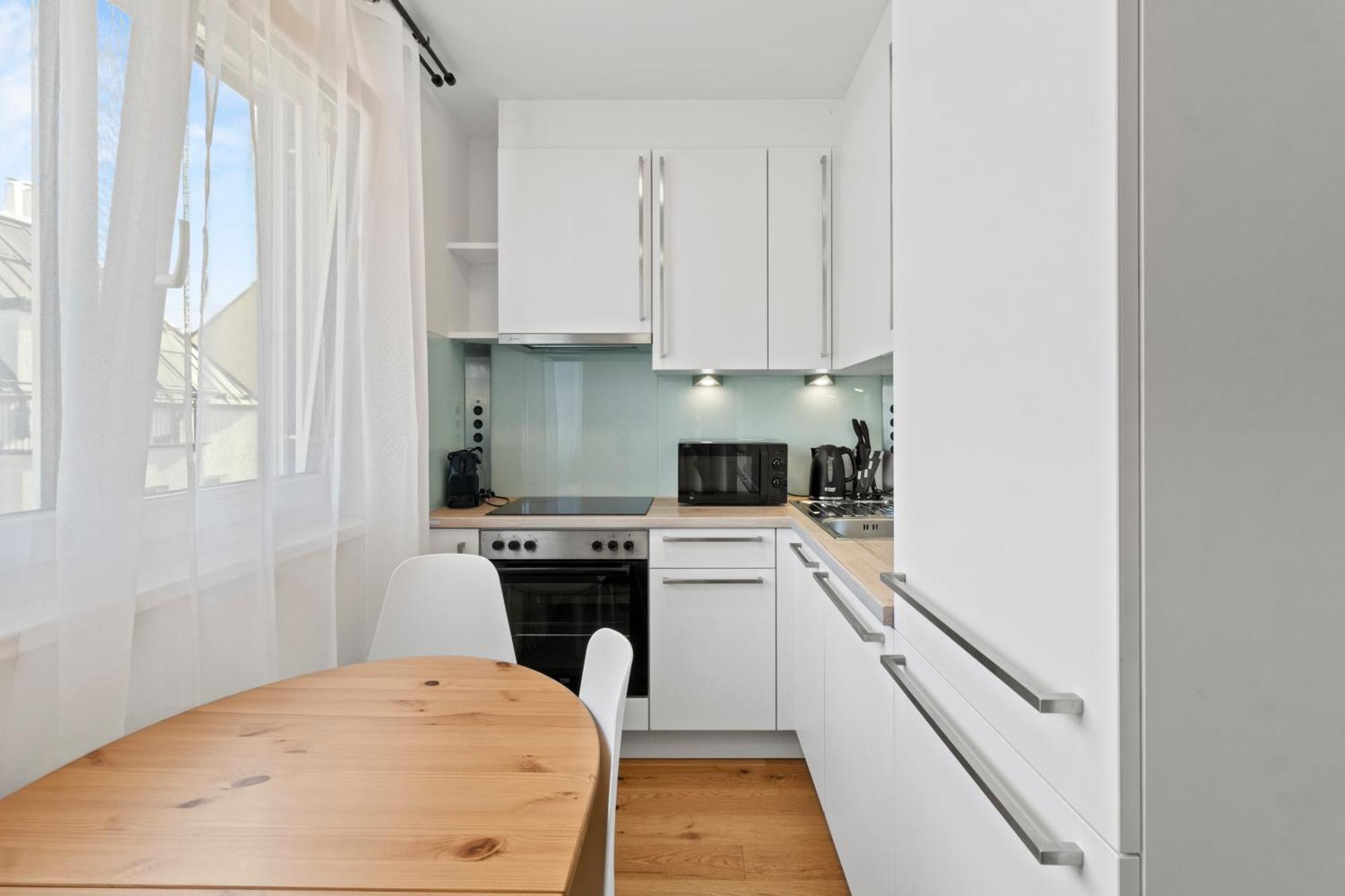 Apartment Free Parking I Balcony I 5 Min To Train Station *
