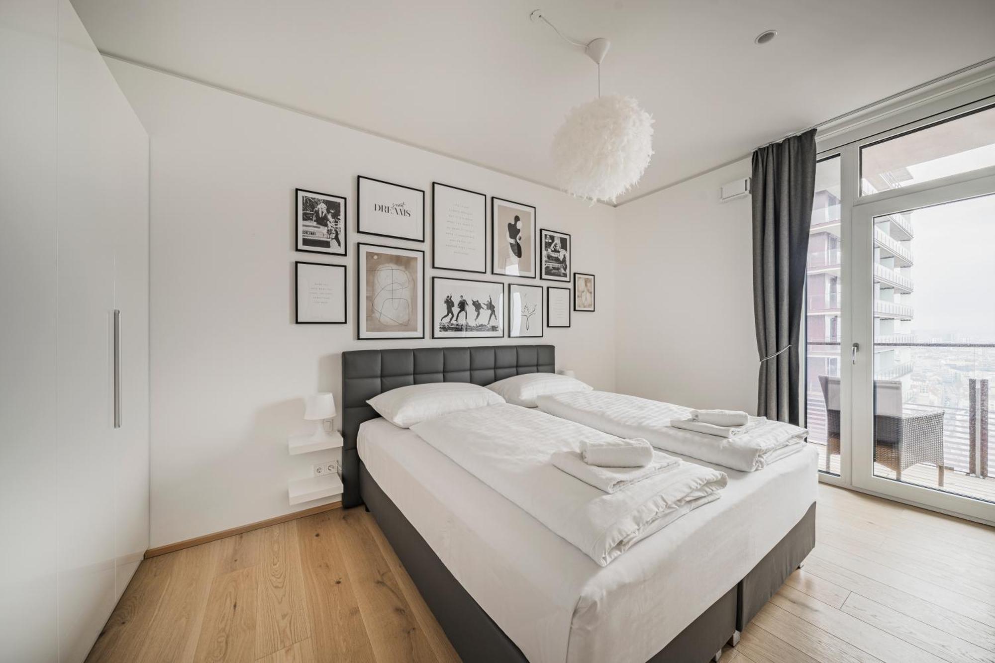 Luxury With View Over And Pool Apartment Vienna
