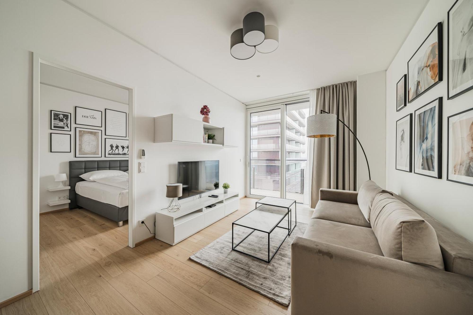 Luxury With View Over And Pool Apartment *