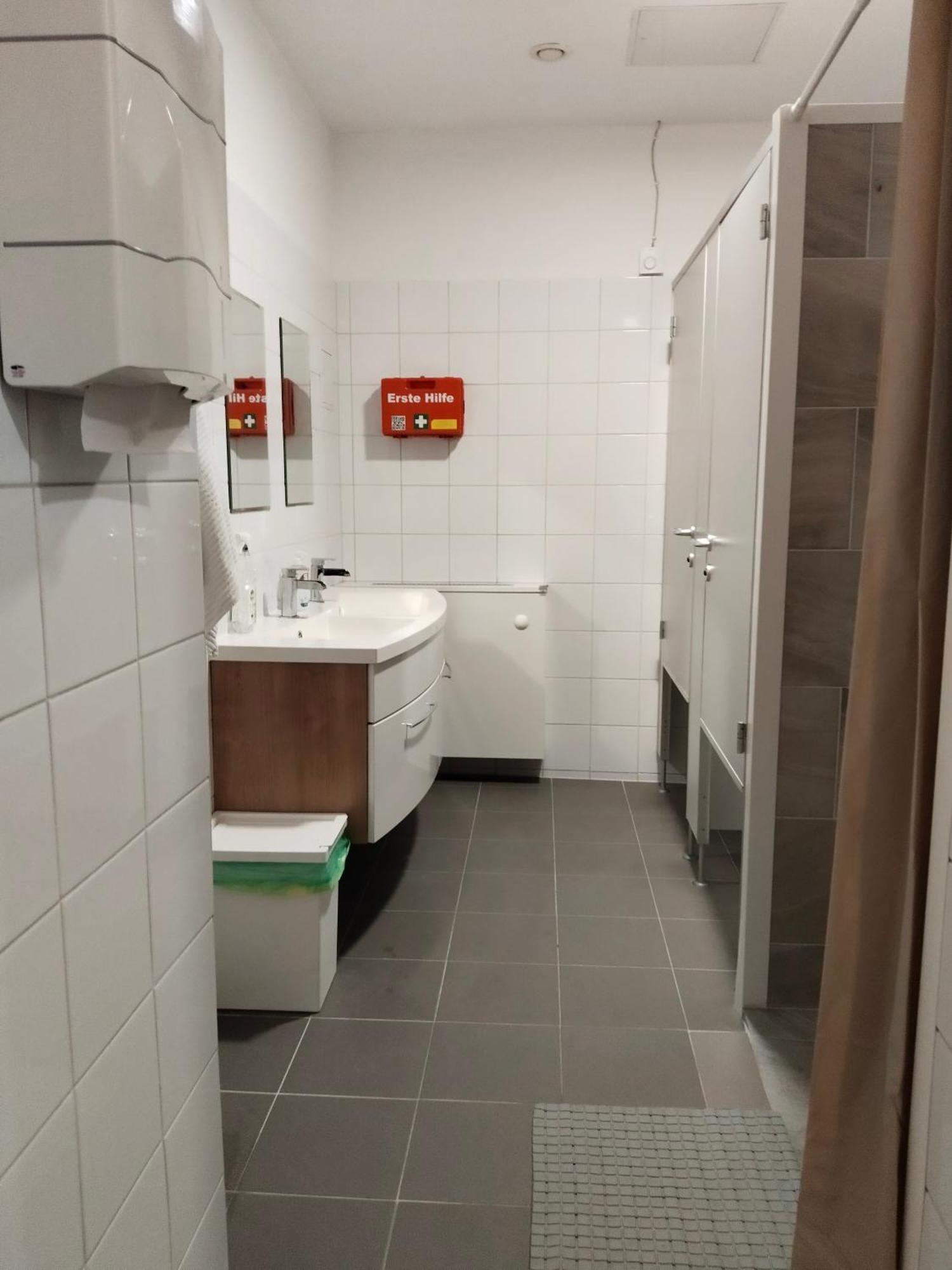 Hostel Favorit-rooms Direkt Metro-u1 Connection To Centralstation And City-center
