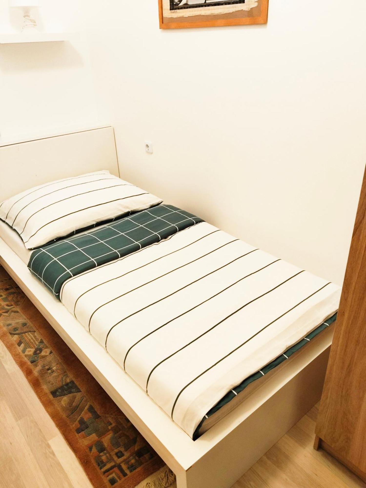 Favorit-rooms Direkt Metro-u1 Connection To Centralstation And City-center Hostel *
