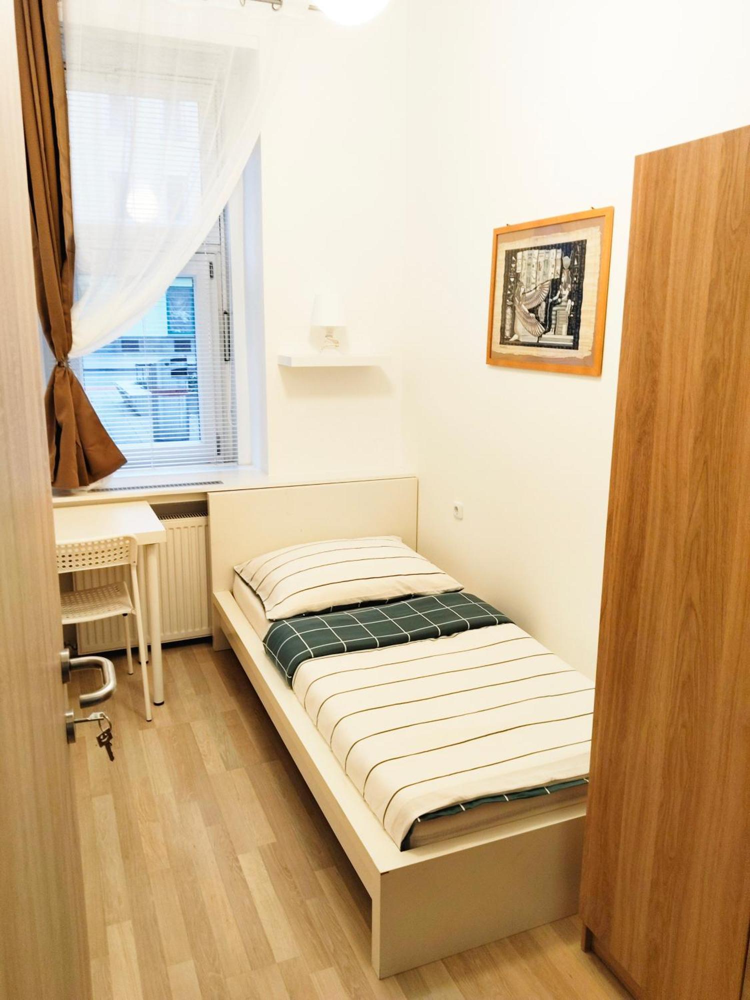 Favorit-rooms Direkt Metro-u1 Connection To Centralstation And City-center Hostel *