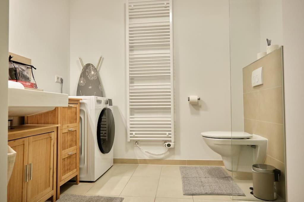 Free Parking I Balcony I 5 Min To Train Station Apartment