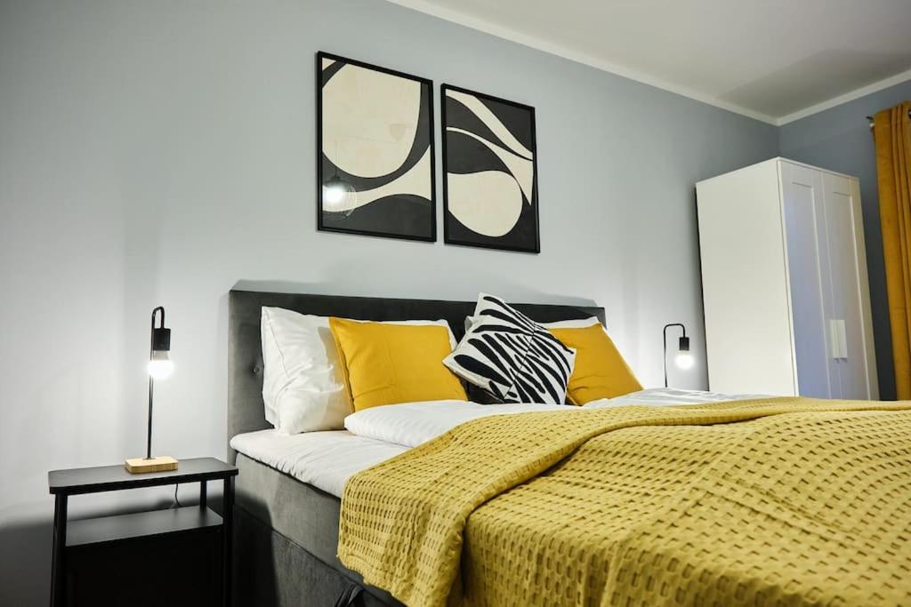 Free Parking I Balcony I 5 Min To Train Station Apartment *