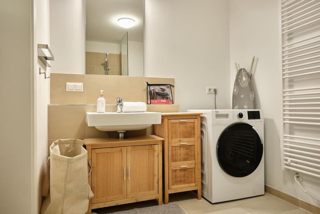 Free Parking I Balcony I 5 Min To Train Station Wien