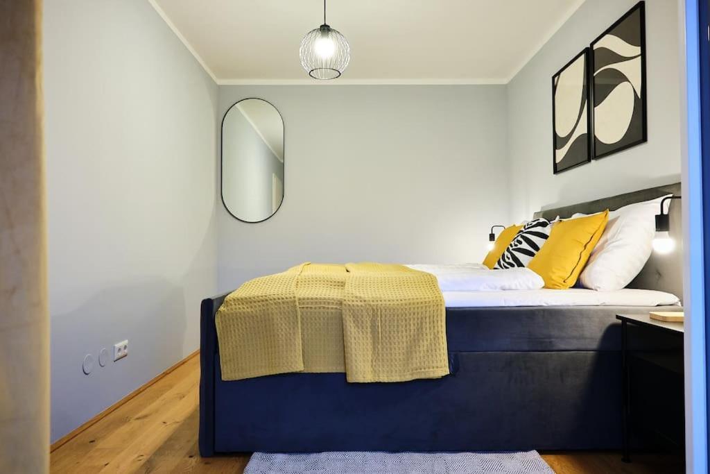 Free Parking I Balcony I 5 Min To Train Station Apartment *