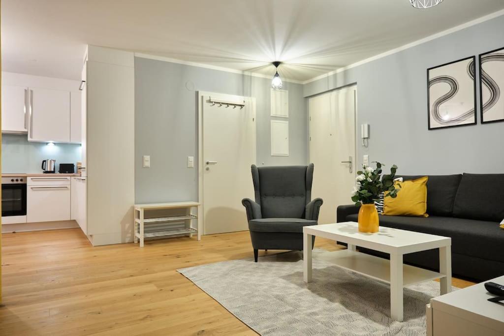 Free Parking I Balcony I 5 Min To Train Station Apartment