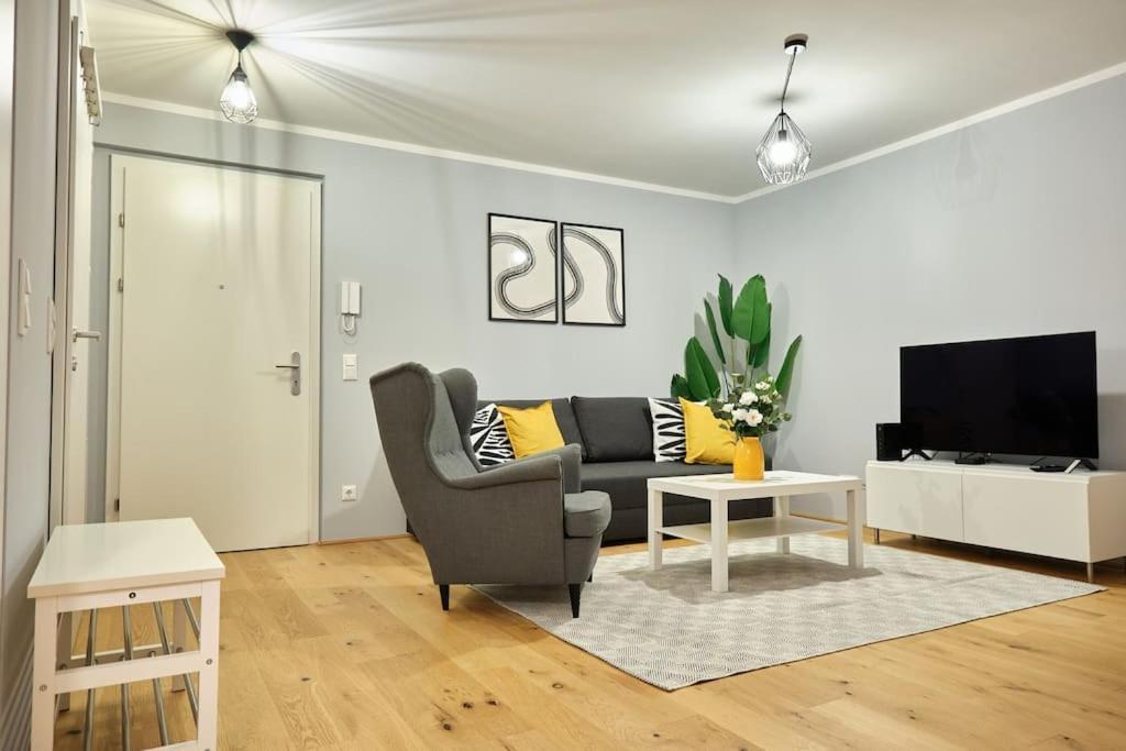 Free Parking I Balcony I 5 Min To Train Station Apartment *