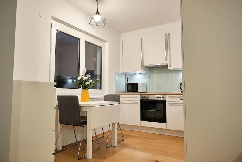 Free Parking I Balcony I 5 Min To Train Station * Wien
