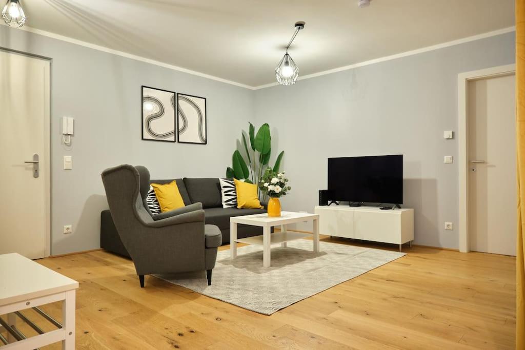 Free Parking I Balcony I 5 Min To Train Station Apartment
