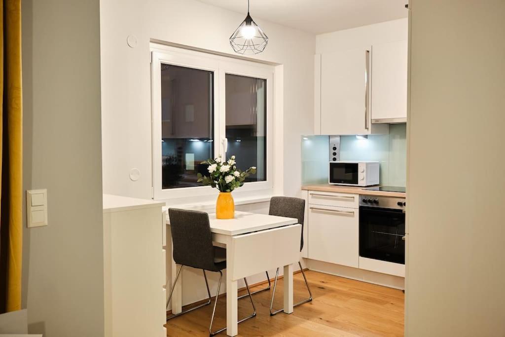 Free Parking I Balcony I 5 Min To Train Station Apartment