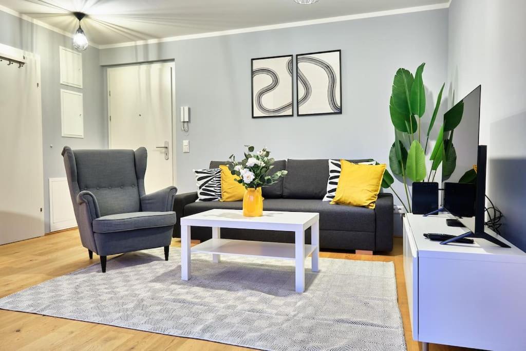 Apartment Free Parking I Balcony I 5 Min To Train Station *