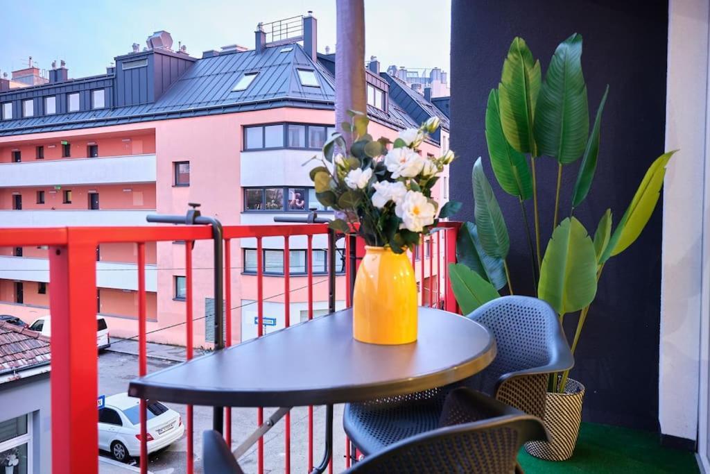 Free Parking I Balcony I 5 Min To Train Station *